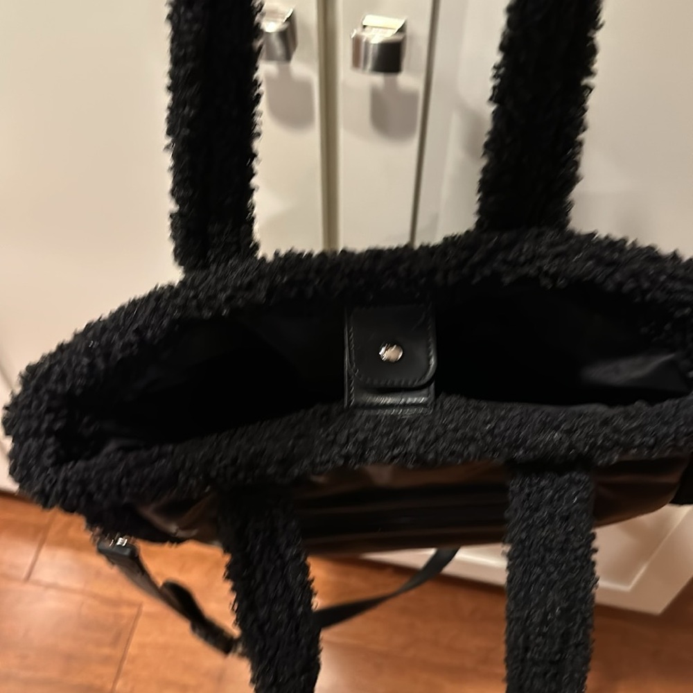 Aspen a black tote - Picture 5 of 6